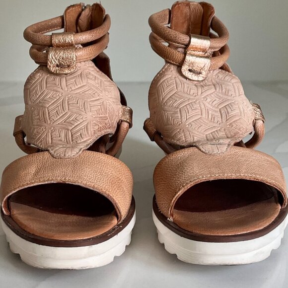 Mjus Woman's Tan Textured Leather Wedge Sandal Size 6 (36) - Picture 3 of 16